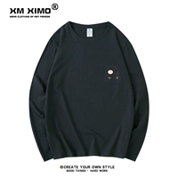 Лицо маленького медвежонка очень серое.