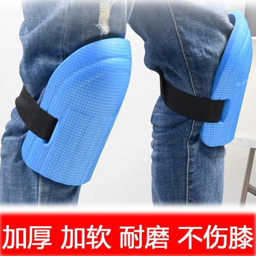 Установка фарфоровых кирпичных коленных работников специализировала страхование труда на коленях и вытирает пенные прокладки толстые на коленях подушка