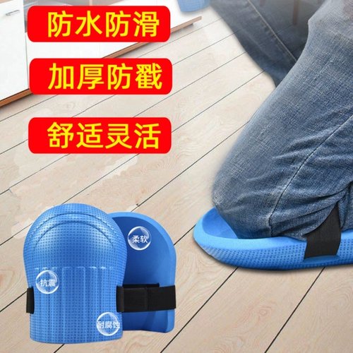 Установка фарфоровых кирпичных коленных работников специализировала страхование труда на коленях и вытирает пенные прокладки толстые на коленях подушка