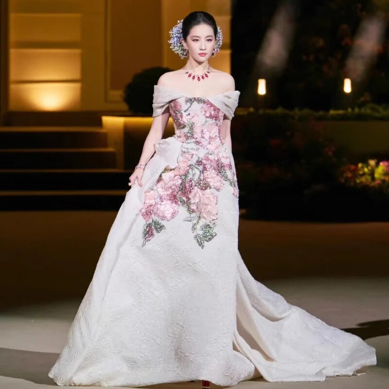 Liu Yifei's New Style Studio-Themed French Off-Shoulder Floral Embroidered Wedding Dress with a Train, Super Fairy-Like Princess Gown