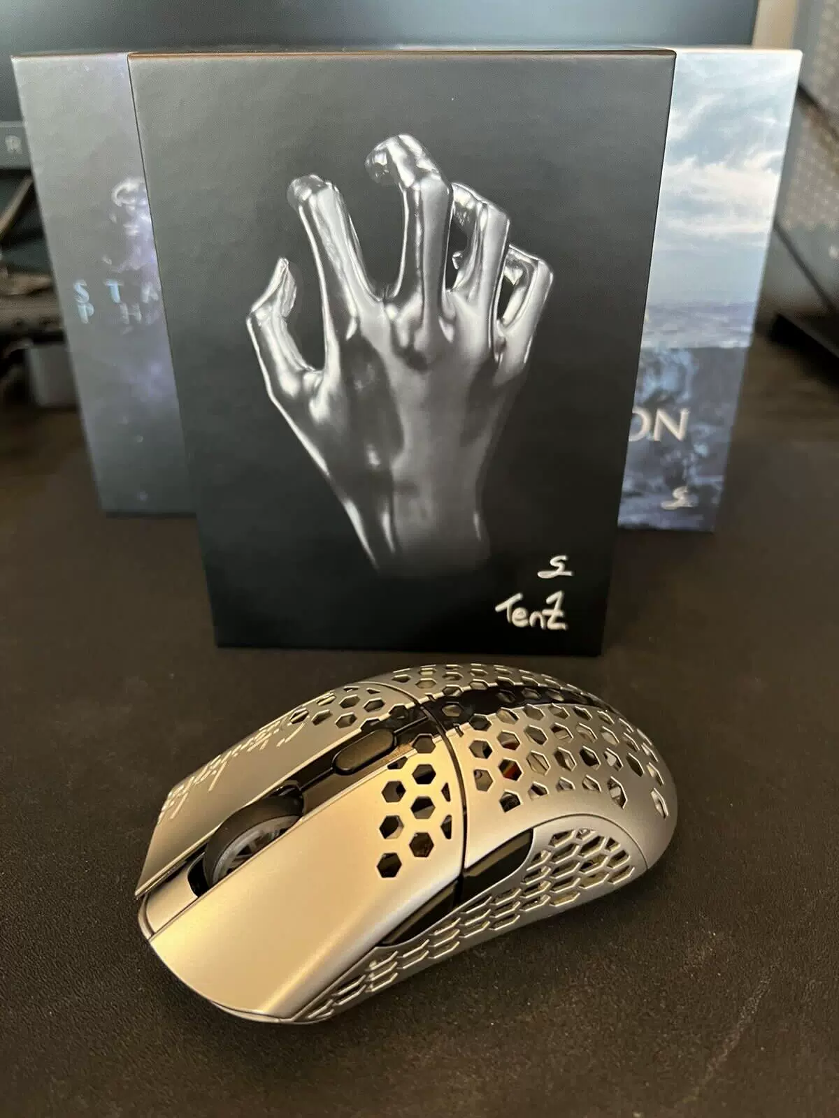 К wireless-геймерская мышь Finalmouse Starlight 12 Poseidon Medium дизайном Bluetooth wireless technology