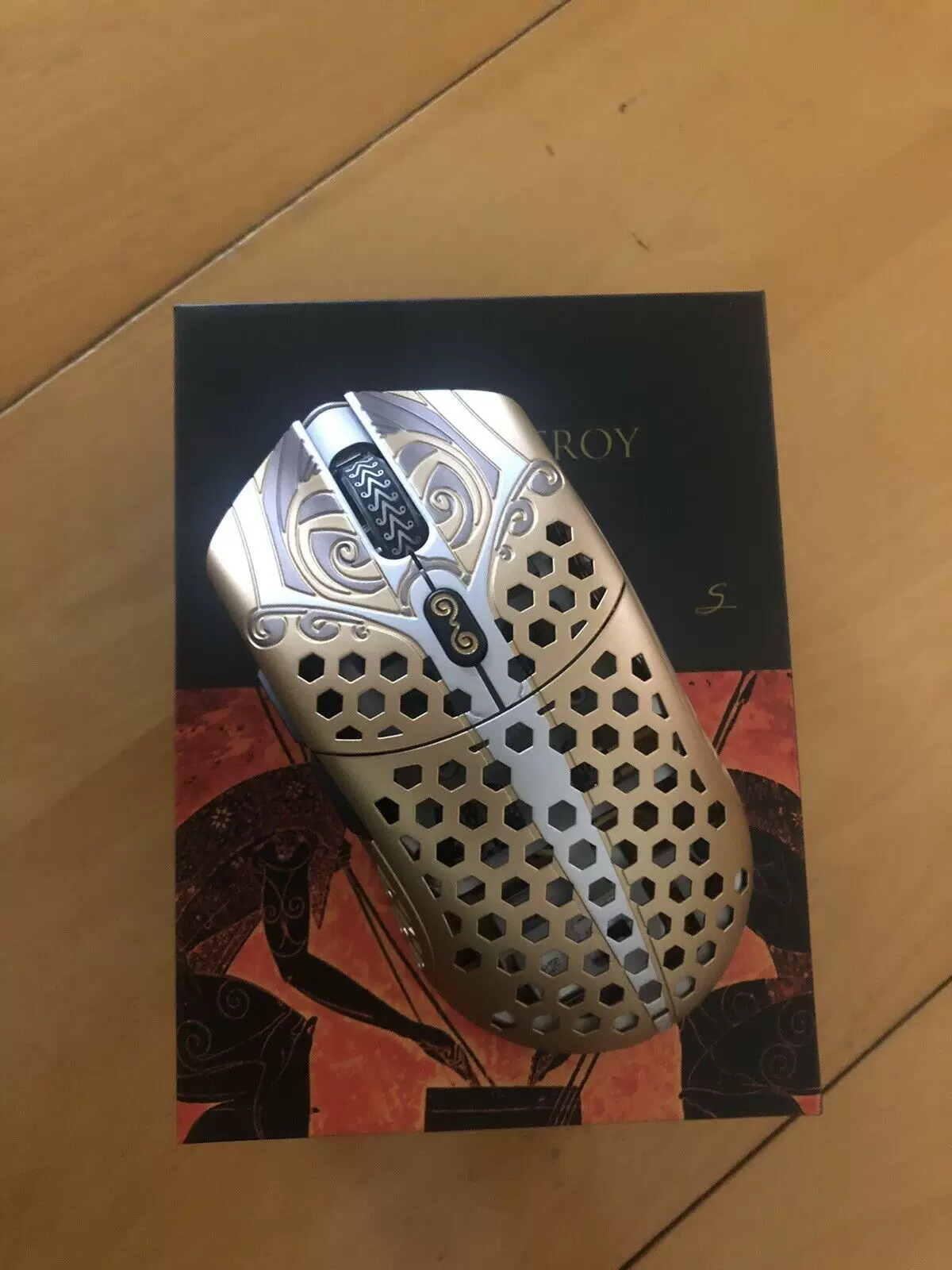 К wireless-геймерская мышь Finalmouse Starlight 12 Poseidon Medium дизайном Bluetooth wireless technology