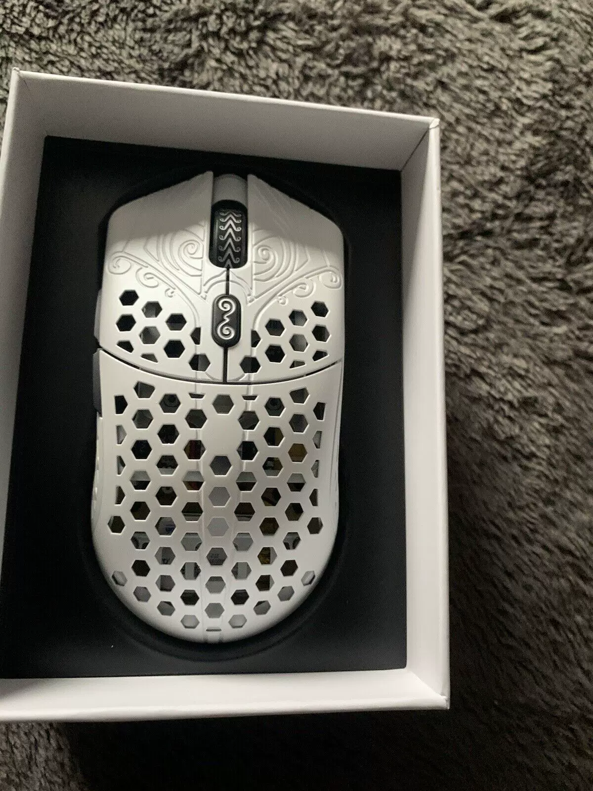 К wireless-геймерская мышь Finalmouse Starlight 12 Poseidon Medium дизайном Bluetooth wireless technology