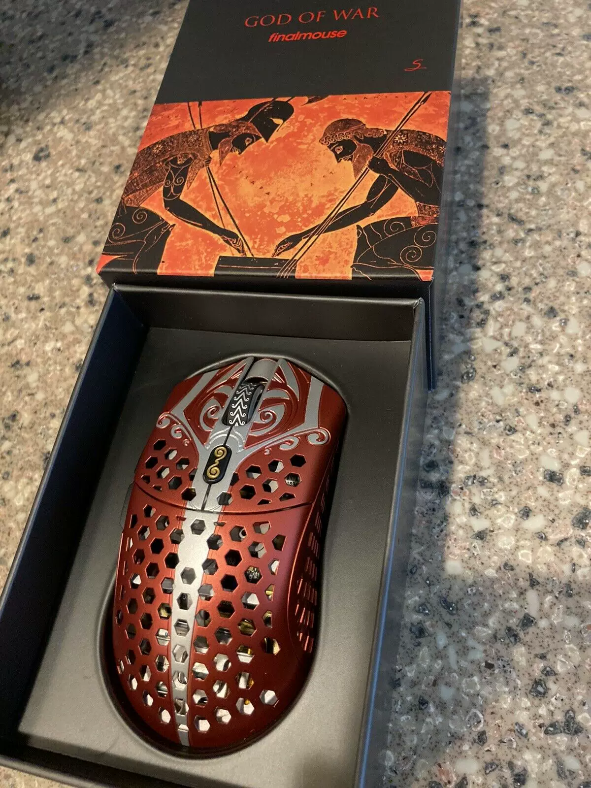 К wireless-геймерская мышь Finalmouse Starlight 12 Poseidon Medium дизайном Bluetooth wireless technology