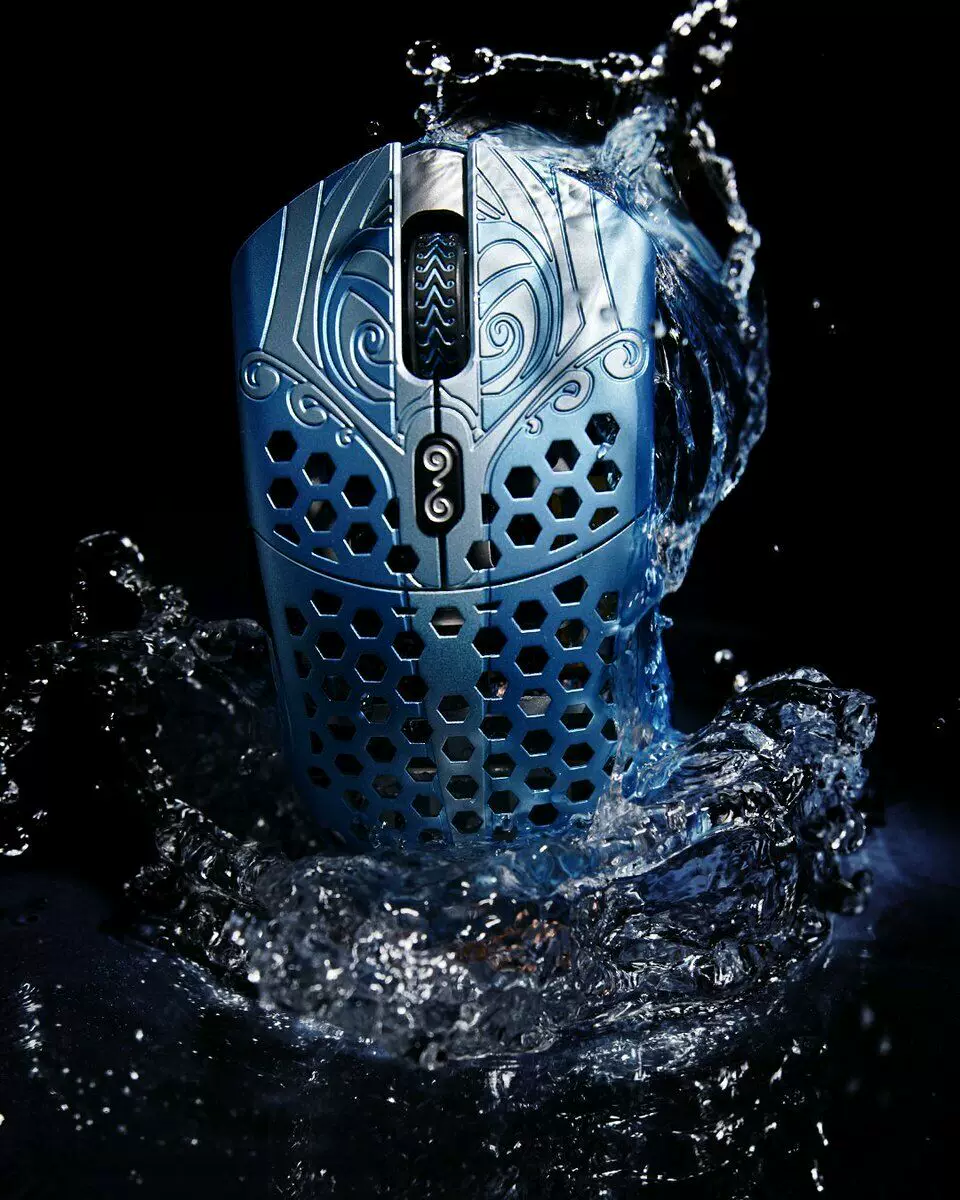 К wireless-геймерская мышь Finalmouse Starlight 12 Poseidon Medium дизайном Bluetooth wireless technology