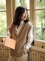 2020 new V-neck Waistcoat Vest Women knitted sweater wear Korean version of vest short sleeveless wool loose Joker