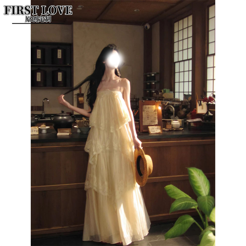 【Light Trace】French-Style Gentle Cream-Colored Lace Strap Dress with a Large Hem, Perfect for Women on Vacation, Stunning Puffy Cake Dress