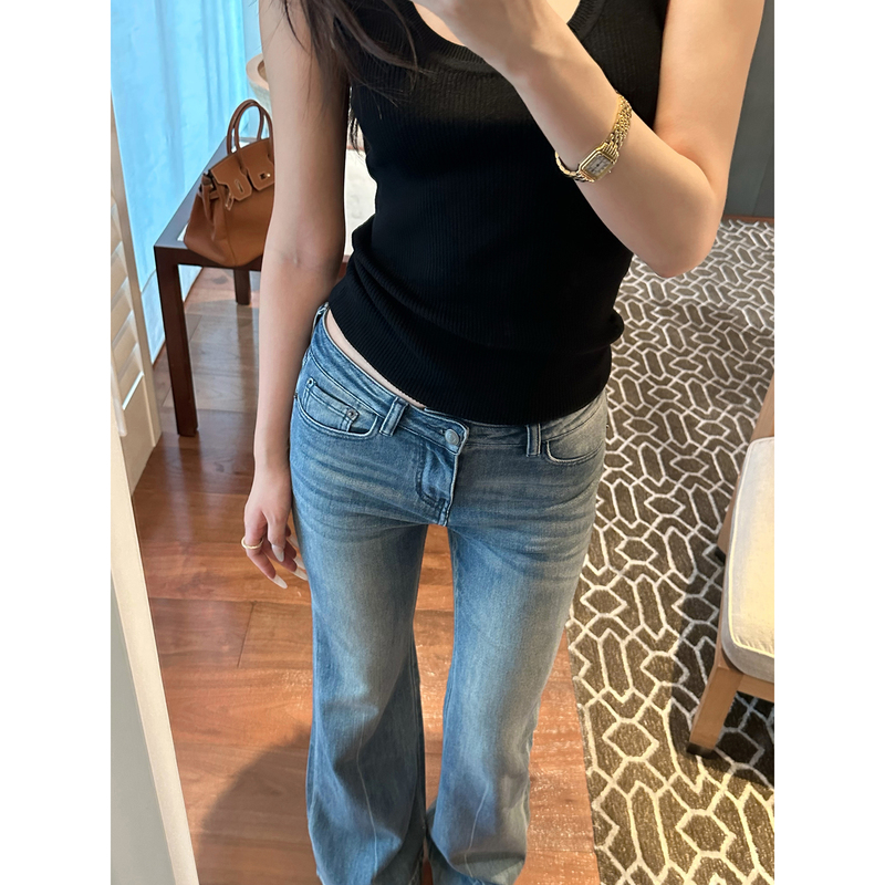 5Werkwen Modeling Leg-Enhancing Low-Rise Jeans with Heavy Washing and Slight Flare