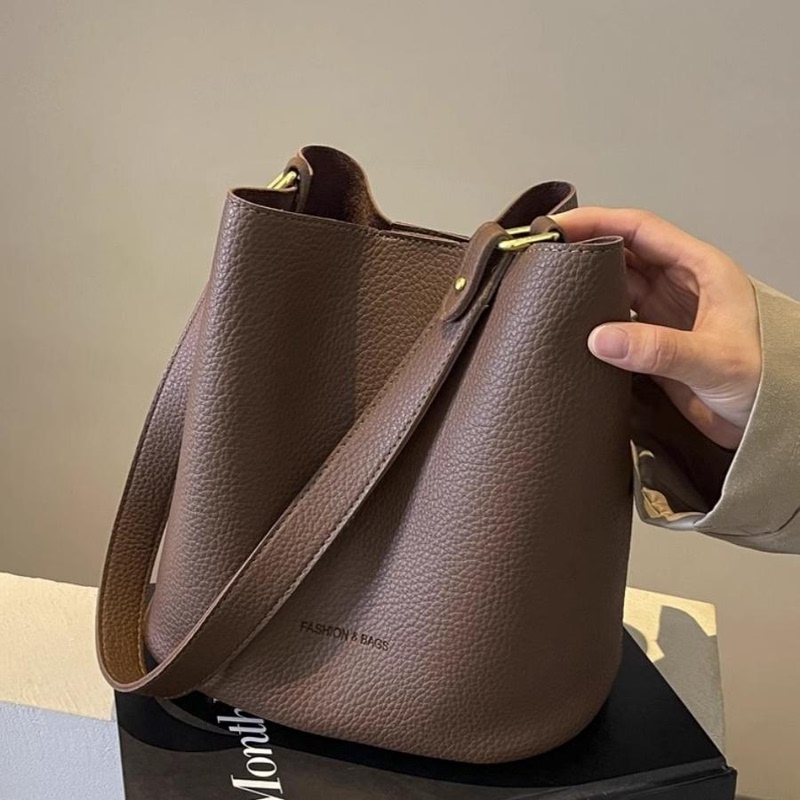 Hong Kong Genuine Bucket Bag for Women 2026 New Style High-End Large-Capacity Underarm Bag Stylish and Fashionable Single Shoulder Crossbody Bag