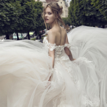 Wedding dress 2018 new bride tailing out of the gauze Princess dreamson line travel shoot a shoulder thin V collar chest