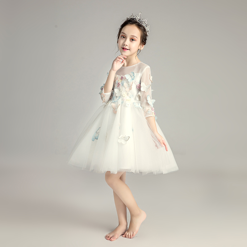 Cô gái hoa cưới bông dài tay công chúa váy trẻ em đàn piano cho thấy chiếc váy cô bé trang phục dạ hội của trẻ em.