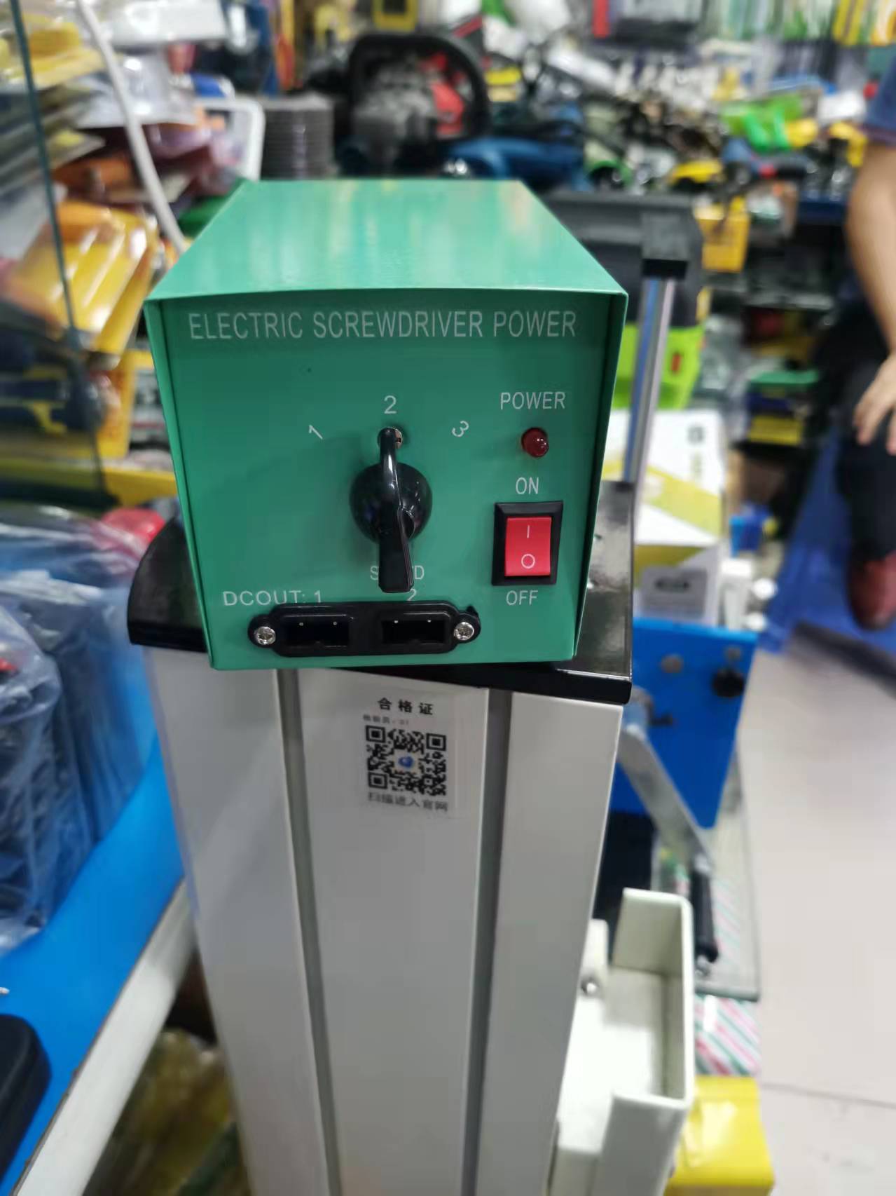 Electric screwdrivers power 2 drag one to one another.