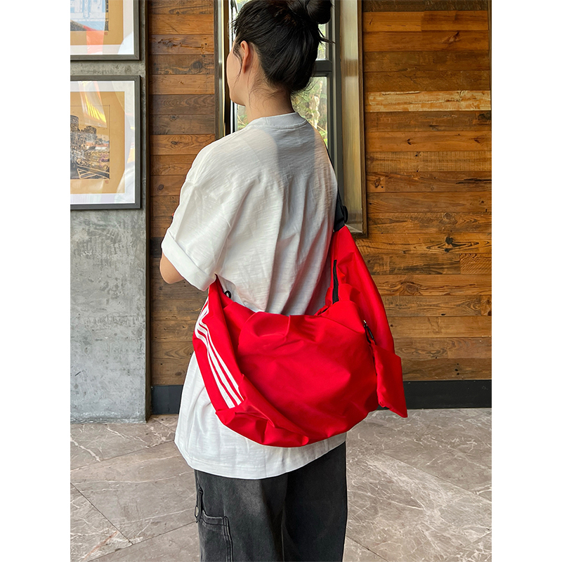 Byzz Lightweight Versatile Sports and Leisure Crossbody Bag for Class and Commuting, Dumpling Bag, Large Capacity Crescent Bag, Trendy