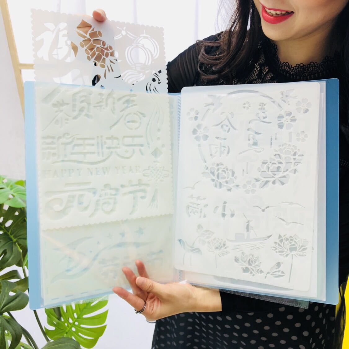 Hand-copied newspaper template tool set Primary school student storage bag information book 20 pages A4 folder Painting template artifact