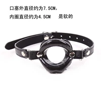 Черная силиконовая затычка для рта с открытым ртом.