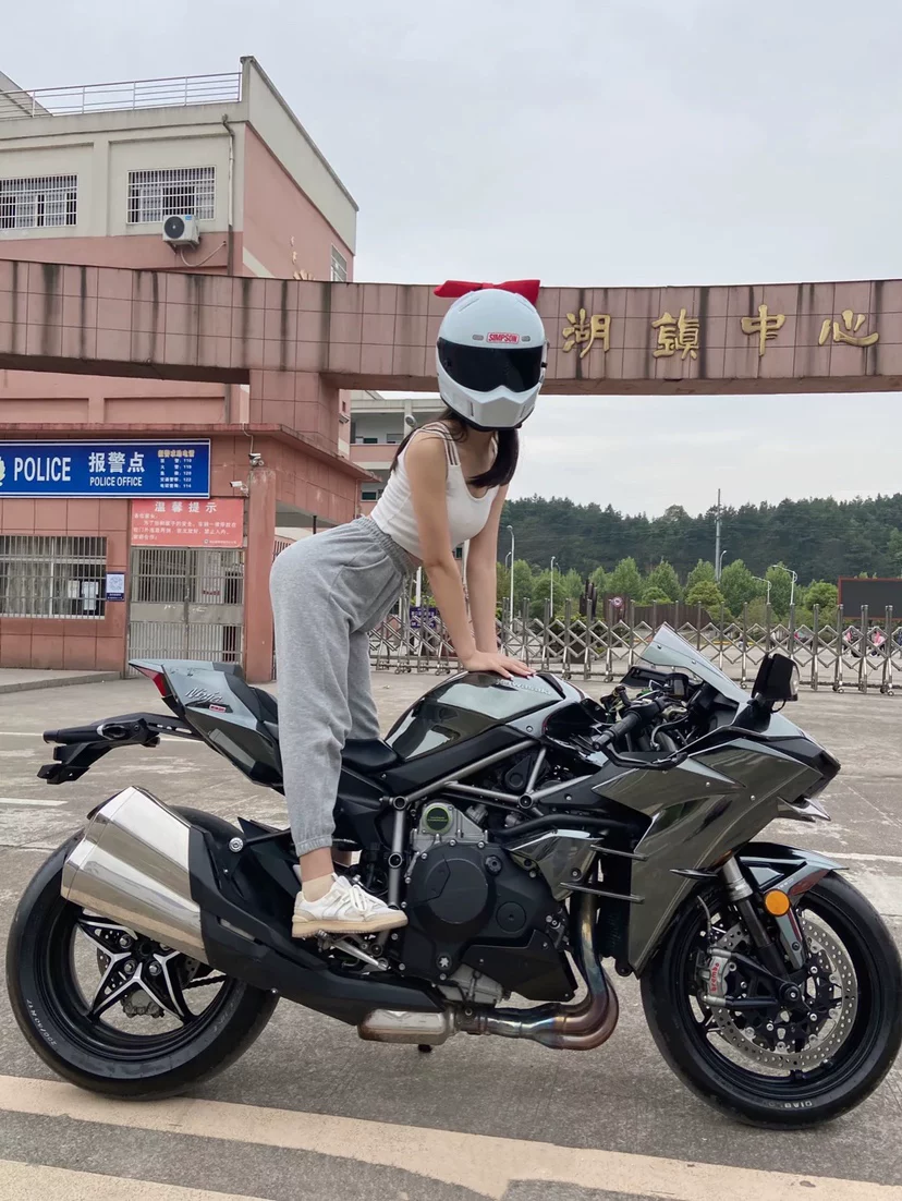 Ветровое стекло (Kawasaki H2, Yamaha R1 R6, Highway 250C) универсальное, чёрное или прозрачное