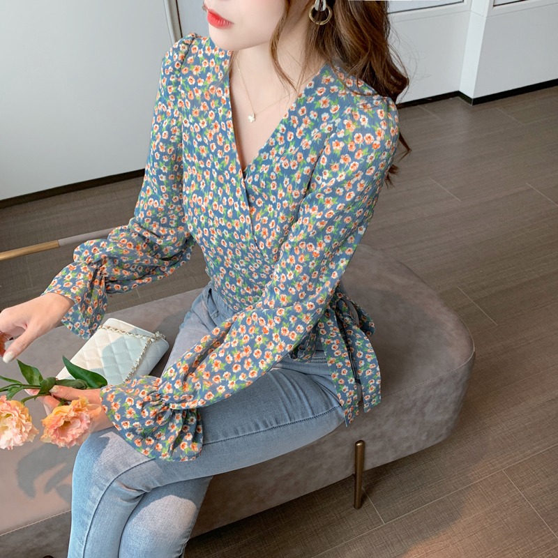 Design sense chiffon shirt 2021 winter new French short V-neck top feminine high-rise floral long-sleeved shirt