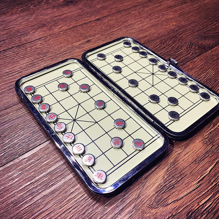 Small portable horse walk like the Tanaka forever in front of the Mini Iron Suction Chess