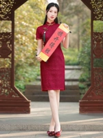 Винной красный флаг открылся