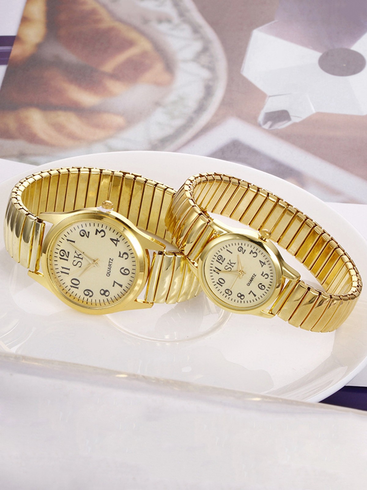 Middle-Aged and Elderly Couples' Golden Large Digital Watch for Parents, Telescopic Spring Strap Quartz Watch Without Clamping Your Hands