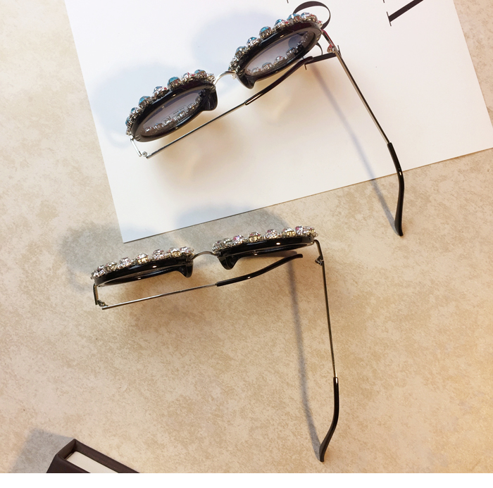 Casual Solid Color PC UV400 Protection Round Frame Diamond Frameless Women's Sunglasses display picture 4