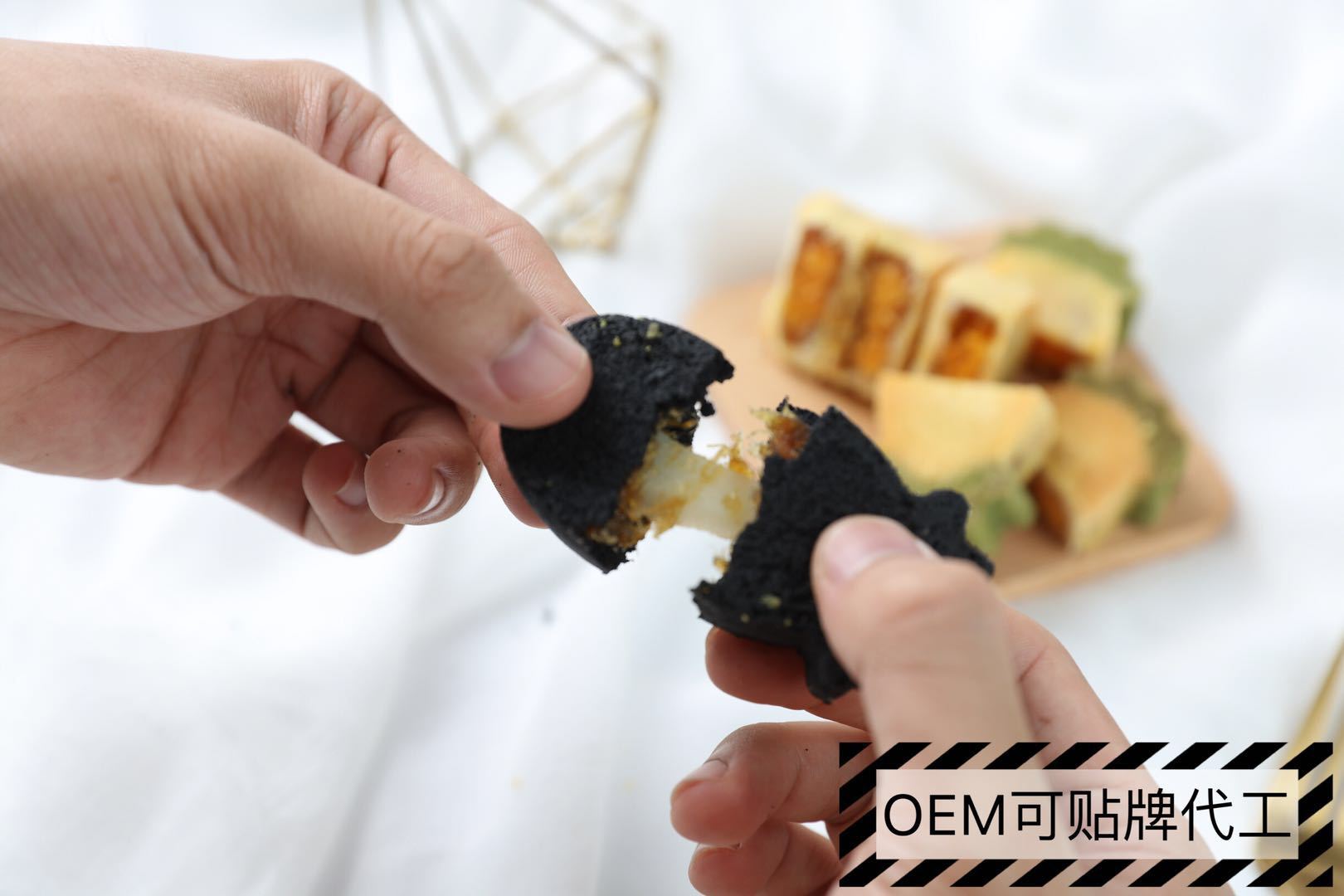 Big boy and small translation Taiwan style black pineapple cake 250g 10 gift box salted egg yolk soil cake mochi Q heart net red