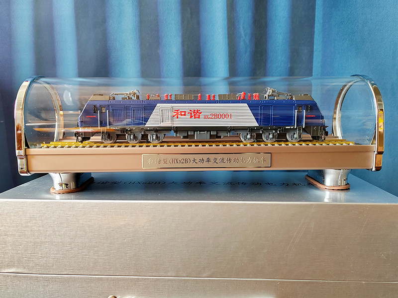 The harmonious model of the HXD2B simulation train fittings railway business gift collection display 1:87