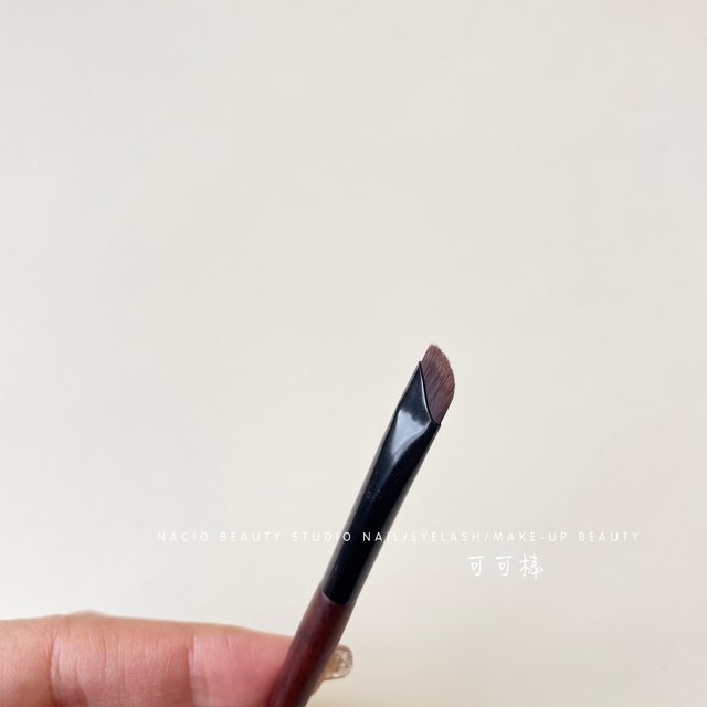 Iron Fan Princess mini portable sickle eyeliner brush with blade down to lying silkworm brush eyelid detail ແປງແຕ່ງຫນ້າ