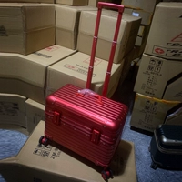 Красный цельнометаллический чемодан, вкладыш