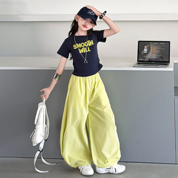 ເດັກຍິງ summer scimitar pants suited-sleeved t-shirt trendy cool 2026 new casual middle and older children two-piece set western style thin