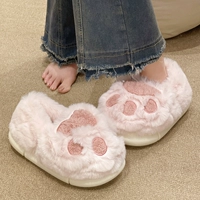 Розовые тонкие кошачьи когти и хлопчатобумажные туфли