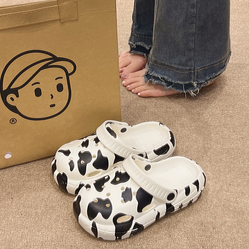Cute Cow-Shaped Clogs for Women, Summer 2026 New Style, Non-Slip Thick-Soled Fashionable Outdoor Beach Closed-Toe Sandals