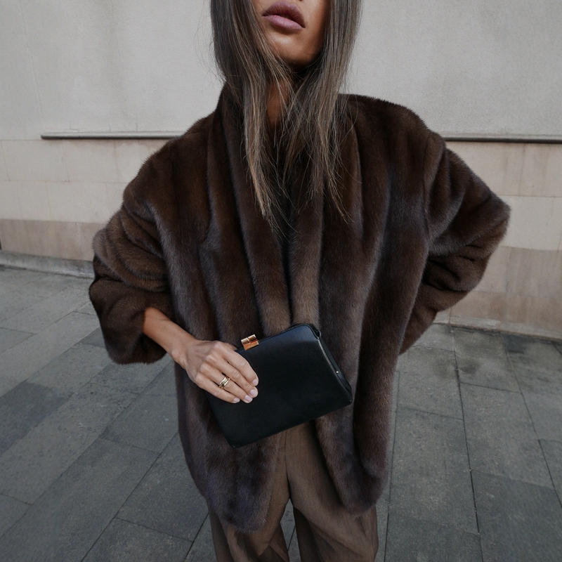 Winter Fashion Women's Mink Coat, Coffee-Colored Loose Silhouette V-Neck Eco-Friendly Mink Fur Coat