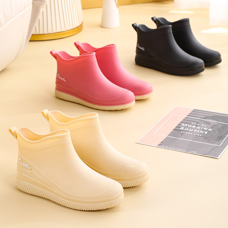 女性用ショートトップウォーターブーツ、ファッショナブルなローカットの暖かいレインブーツ、アウトドアウェア、厚底、耐摩耗性、ローカット、滑り止め、ふくらはぎ丈のレインブーツ。