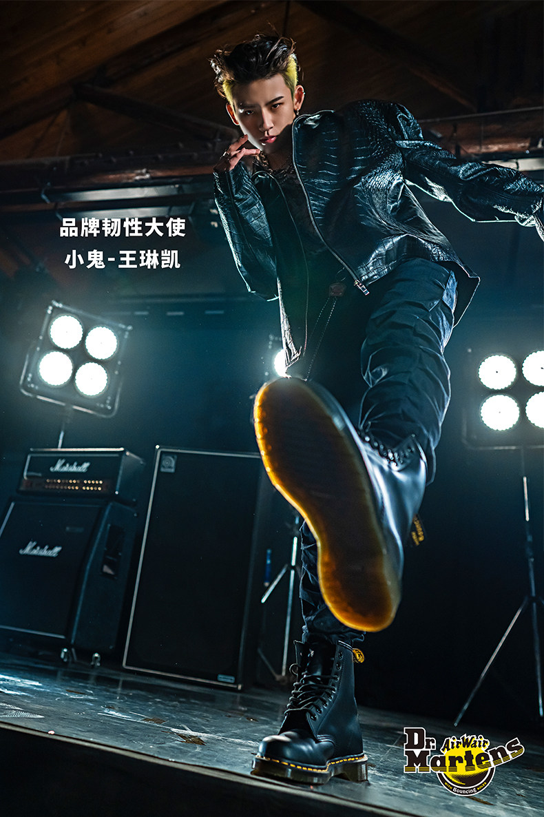 Dr. Martens 招牌款1460 硬皮 男女8孔马丁靴 图1