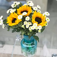 3 подсолнуха, смешанные с белыми романами