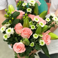 10 случайных лилий+5 розовых роз+3 белых ромашек