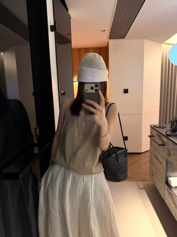 Loess Genuine In-Stock Knitted Sleeveless Top Cardigan Korean Style 3127 Loess Genuine In-Stock Knitted Sleeveless Top Cardigan Korean Style 3127