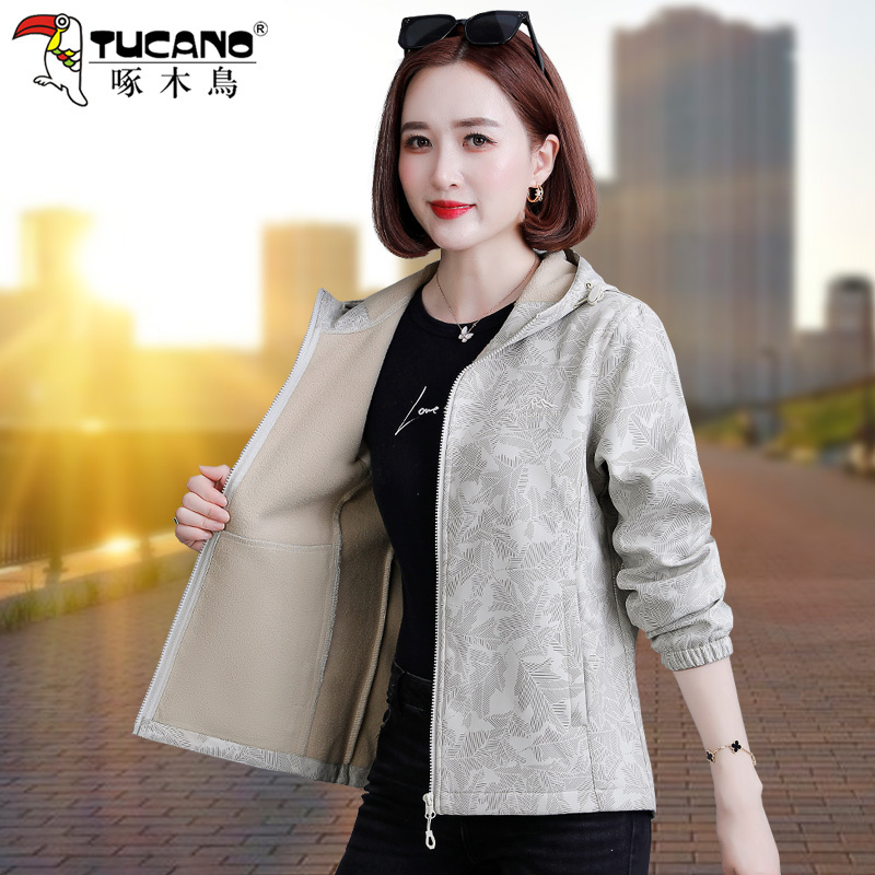 Woodpecker Softshell Jacket for Women, Autumn and Winter 2025 New Style, Fleece-Lined, Warm, Hooded Jacket for Middle-Aged Mothers