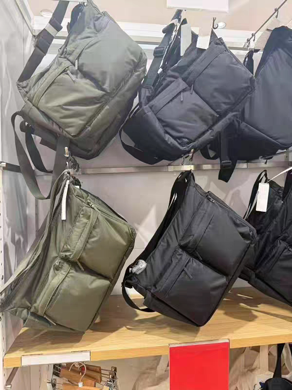 Uniqlo Men's and Women's Models 479577/481630 Large Nhlq Men's and Women's Large-Capacity Casual Shoulder Bag