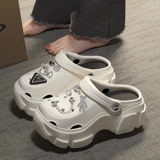 Летние тапочки в стиле Crocs на платформе, ультрамягкие пляжные нескользящие женские тапочки, увеличивают рост, женский стиль, коллекция 2024 года, подходят для носки на улице, закрытый носок