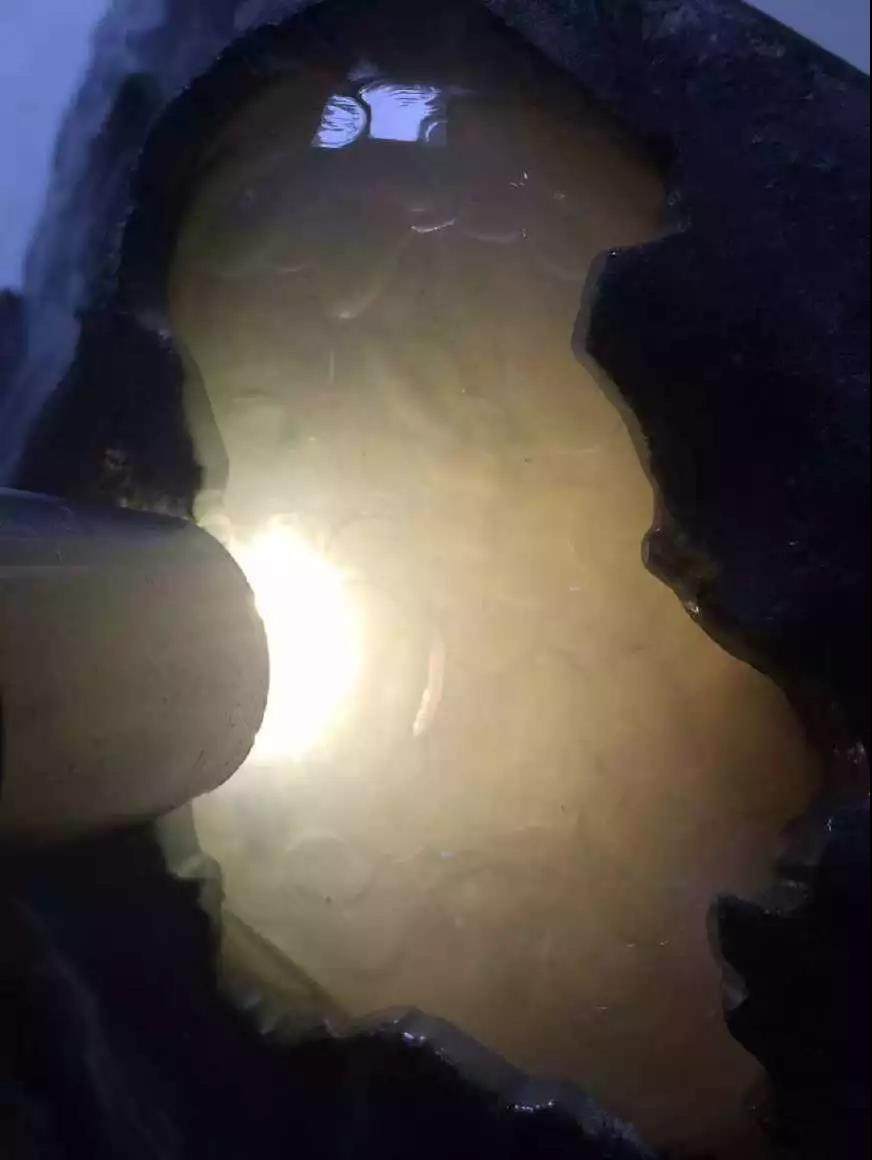 3.4公斤的莫湾基黑辣皮翡翠原石，一刀切出冰种淡春，成品美化了！