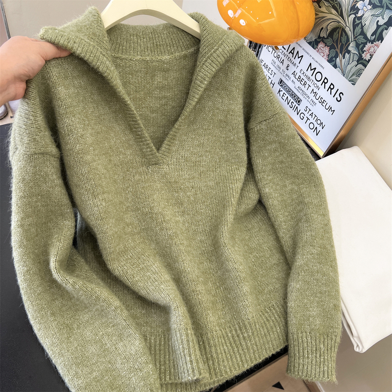 Very Beautiful Forest Green Sweater with a White-Enhancing Effect, Featuring a Turn-Down Collar, Suitable for Women in Spring and Autumn, Can Be Worn as Outerwear, Warm and Thick Knit Top for Layering