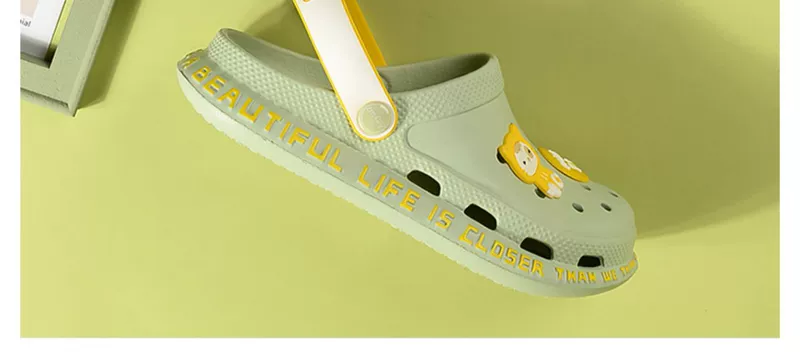 Giày Croc Nữ 2024 Mới Ins Thời Trang Chống Trơn Trượt Đế Dày Bao Đầu Dép Đi Biển Y Tá Áo Mặc Ngoài Thời Trang Đế Mềm