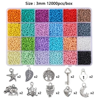 Светлые металлические аксессуары, широкая цветовая палитра