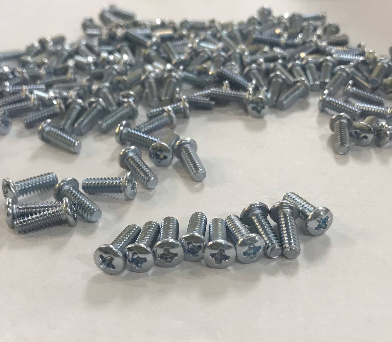 Spot hard disc screws 6# * 10 round head beautiful coarse teeth 3 5 inch computer cabinet server screws