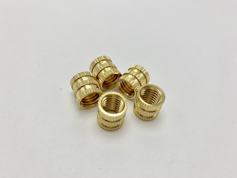 Injection moulded copper nut M8 through hole copper inlaid piece screw copper embedded part copper hooper flower mother cap