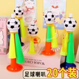 Поклонники футбольного матча в Европе поднимают удовольствие от спортивного спортивного собрания в реквизитах