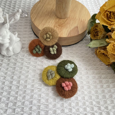 Japanese-style sweet and cute three-color flower brooch, forest-style simple and artistic knitted cotton and linen pin, wool collar flower