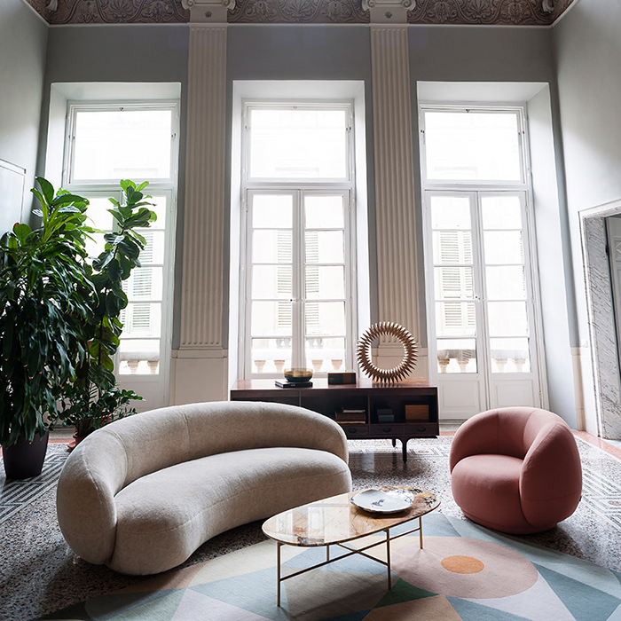 Nordic Modern Cashew-Shaped Curved Fabric Sofa for Villa Hotel Lounge Area, Trendy Lamb Wool Irregular Pea-Shaped Sofa